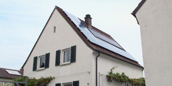 Außenansicht - Haus mit Photovoltaikanlage